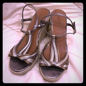 $7️⃣ Silver Platform Sandals
